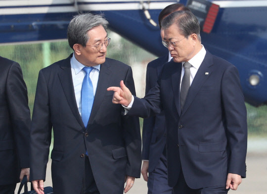 태국 아세안+3 정상회의 참석차 출국하는 문재인 대통령이 3일 서울공항에 도착, 노영민 대통령 비서실장과 이동하고 있다.   연합뉴스